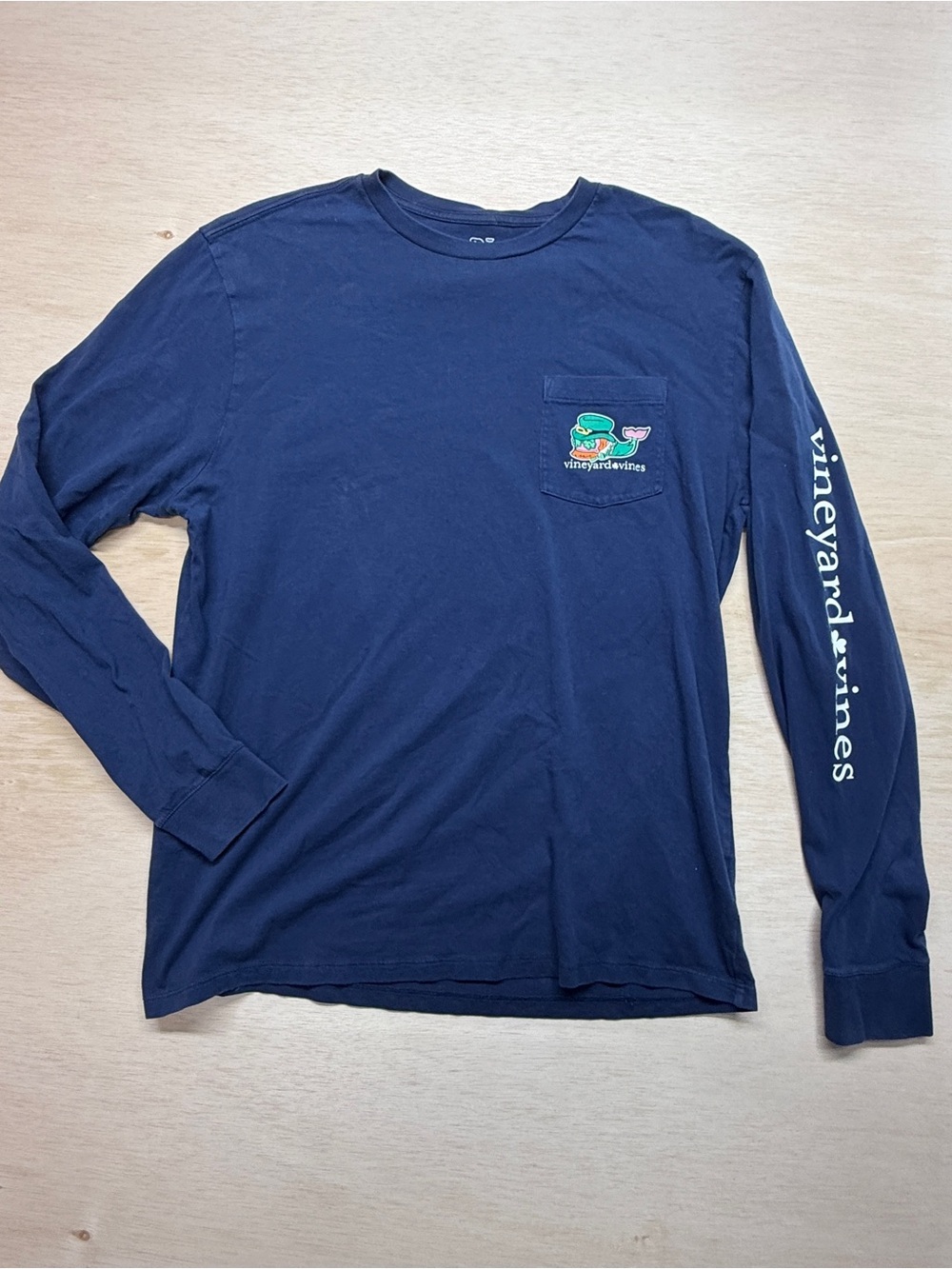 Vineyard Vines Men's St. Patrick's Day Long Sleeve Pocket Graphic T-Shirt med